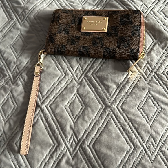 Michael Kors Checkerboard Wallet in black brown and gold hardware - Picture 2 of 10